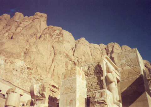 Sciana skalna i fragmenty kolumn w Świątyni Królowej Hatszepsut