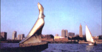 Rzeźba Horusa nad Nilem