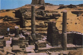Ruiny kościoła na planie krzyza. Stara Dongola