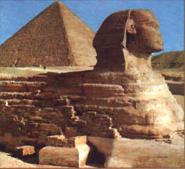 Sfinks na tle piramidy Cheopsa