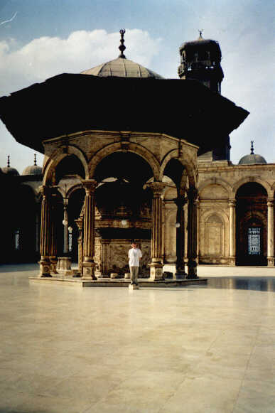 Na dziedzińcu meczetu Muhammeda allego